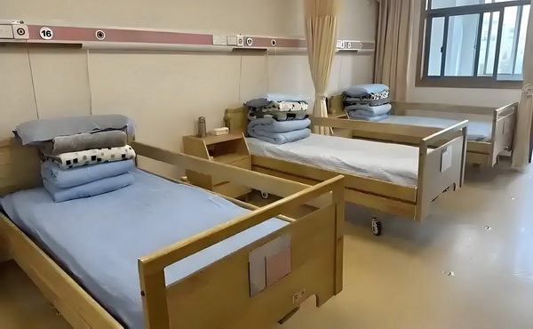 深圳入户通_陈梦与演员任嘉伦一起打乒乓球，两人系发小+队友 陈梦与演认识了刘某张某